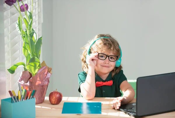 Gyerek Fiú Fülhallgatóban Laptoppal Otthon Otthoni Tanulás Online Távoli Tanulás — Stock Fotó