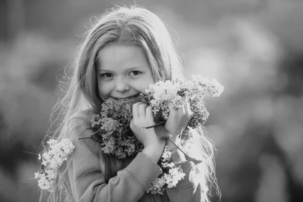 여자들의 라일락 꽃다발을 머리를 정원에 스러운 귀여운 아가씨 — 스톡 사진
