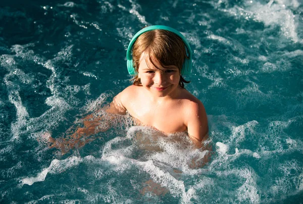 Niño Nadando Niños Vacaciones Verano Piscina —  Fotos de Stock