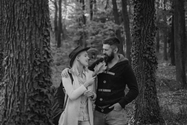 漂亮的女人和英俊的男人在公园里散步 享受美丽的秋天大自然 秋天户外肖像美丽的快乐女孩和胡子的男人走在公园或森林 — 图库照片