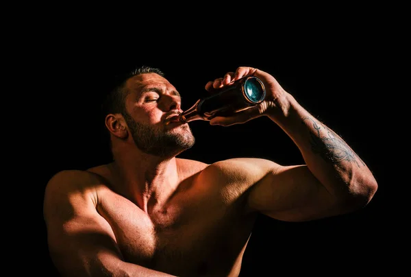 Mann Mit Bierflasche Gesicht Großaufnahme Betrunkener Trinker Alkoholiker Mit Alkoholproblem — Stockfoto