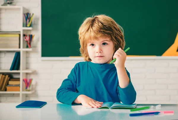 学校の授業で小さな子供 子供たちは学校に行く準備ができている 学校教育と人々の概念 黒板の背景にかわいい生徒 — ストック写真