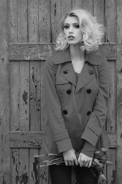 Wysoka Dziewczyna Model Mody Pozowanie Starym Drewnianym Tle Tekstury Fashion — Zdjęcie stockowe