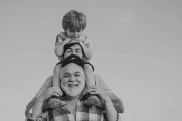 Babalar Günün Kutlu Olsun Baba Oğul Dışarıda Eğleniyor Erkek Nesil — Stok fotoğraf