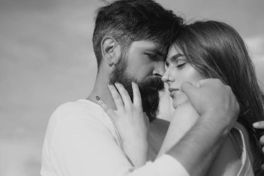 Aşkta samimiyet ve şefkat. Mutlu aşıklar için samimi anlar. Genç aşıklar çifti. Aşık mutlu çift eğleniyor. Şehvetli öpücük. Şehvetli çift birbirlerinin dudaklarını hissetmek için daha yakın oluyor