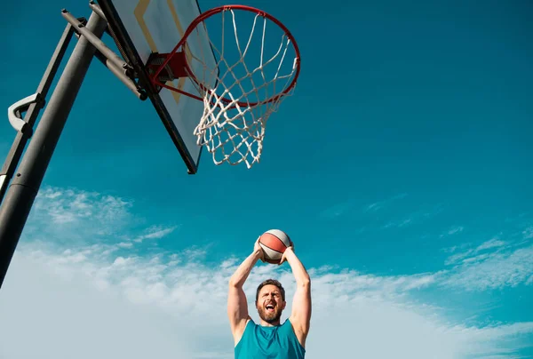 Зрелый Мужчина Держит Баскетбол Фоне Ясного Голубого Неба — стоковое фото
