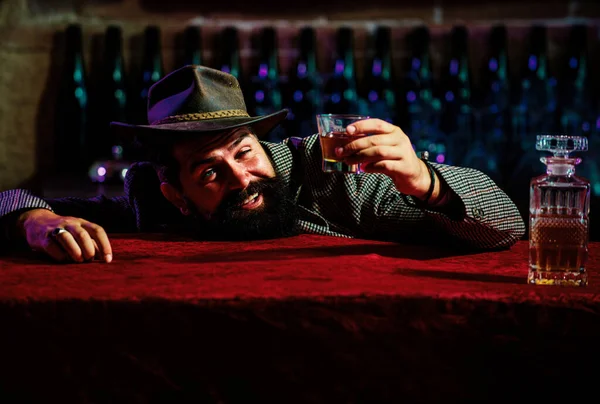 Het Drinken Kroeg Bar Slaperige Dronken Jonge Man Liggend Tafel — Stockfoto