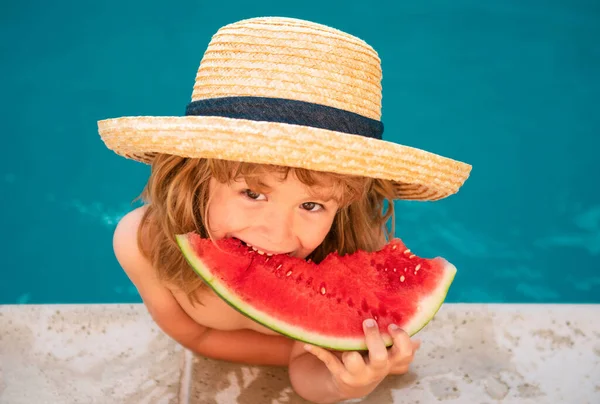 Barn Med Vattenmelon Poolen Barn Äter Sommarfrukt Utomhus Friska Barn — Stockfoto