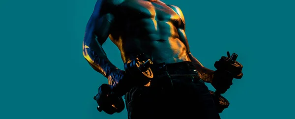 筋肉の男 筋肉の胴 6パック腹筋の筋肉を持つバナーテンプレート セクシーな筋肉質ボディ 強いフィット男はダンベルで運動 — ストック写真