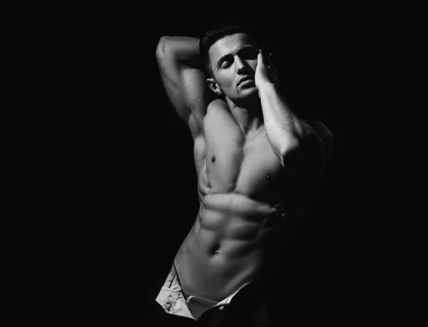 Δυνατός Άντρας Που Δείχνει Τέλειο Γυμνό Σώμα Του Εύκαμπτος Κορμός — Φωτογραφία Αρχείου