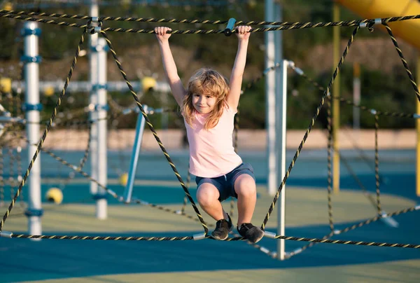 Crianças Brincam Escalam Livre Dia Ensolarado Verão Criança Brincando Playground — Fotografia de Stock