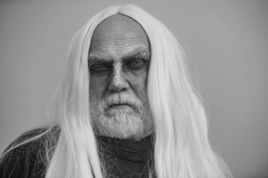 Fantezi korku Cadılar Bayramı. Kanlı Cadılar Bayramı adamı makyajı. Cadılar Bayramı iblisi. Profesyonel makyajlı Cadılar Bayramı Şeytanı