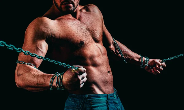 Mann Mit Zerbrochenen Ketten Die Kette Haltend Fitness Bauchmuskeln Muskelkräftiger — Stockfoto