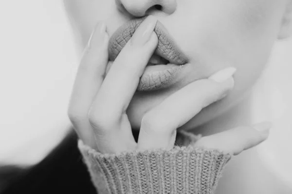 Lippenpflege Und Schönheit Gepflegte Nägel Teil Des Weiblichen Gesichts Kosmetologie — Stockfoto