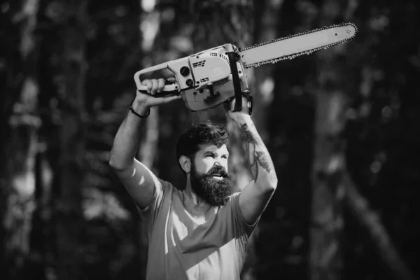Stylowy Młody Człowiek Stwarzające Jak Lumberjack Drwal Poważnej Twarzy Niesie — Zdjęcie stockowe