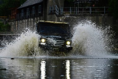Jeep açık hava maceraları. Büyük 4x4 arabalı seyahat konsepti. Dağ yolunda off-road yolculuğu. Sürüklenen yarış arabası lastik yakar. Aşırıya kaçmış. Off-road arabası. Yol macerası. Macera seyahati