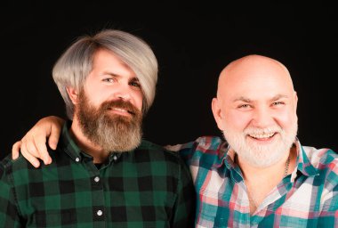 Mutlu oğul ve yaşlı baba. Jenerasyon konsepti. Baba ve oğul. Yaşlı genç nesiller. İki gülümseyen adam