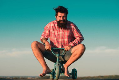 Komik motorcu. Küçük bisiklete binen adam