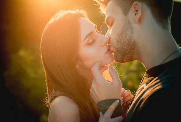 亲吻夫妇的肖像 亲密的美丽而热情的性感情侣之吻 — 图库照片