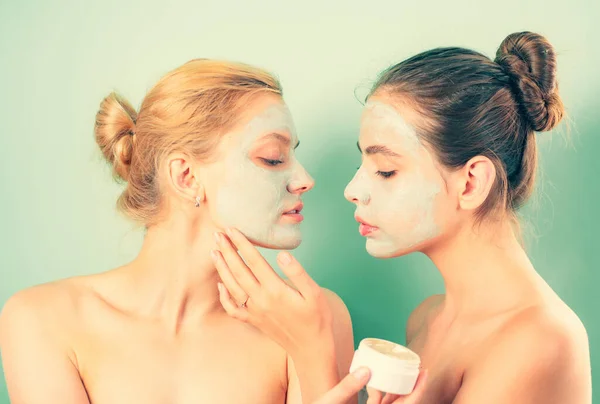 フェイスマスクを持つ健康的な2人の美しい女性はお互いを世話します 健康と美容の動機 スパの手順の概念 若い完璧な滑らかな肌のための自然な有機化粧品 — ストック写真