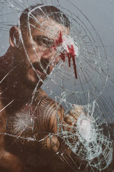 戦う準備ができている 人ボクシング 強さと力 ヒスパニック系ギャングの男南アメリカ人ラテン語深刻な顔をした犯罪者 — ストック写真