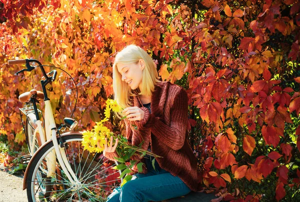 활동적 여자는 자전거를 재미로 금발은 정원에서 휴식을 즐긴다 자전거와 자전거 — 스톡 사진