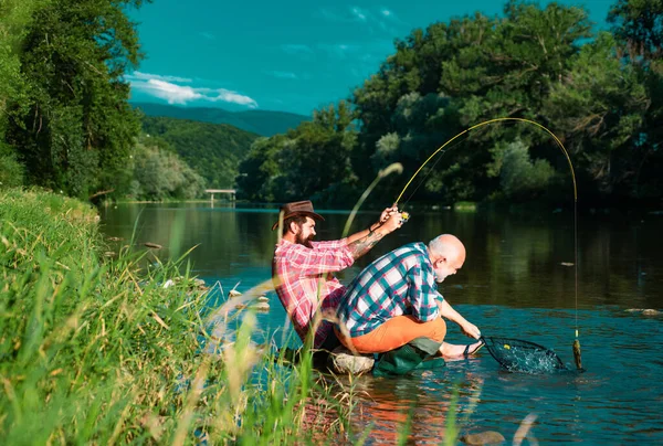 Erkek Arkadaş Balık Tutuyor Balıkçı Oltası Nehir Suyunda Durarak Oyuncu — Stok fotoğraf