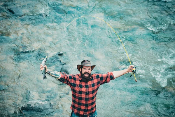 Mann Mit Angelrute Fischer Flusswasser Freien Sommer Angeln Hobby Aufgeregt — Stockfoto