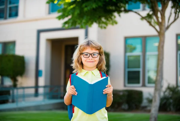 Miúdo Sorridente Feliz Óculos Vai Para Escola Pela Primeira Vez — Fotografia de Stock