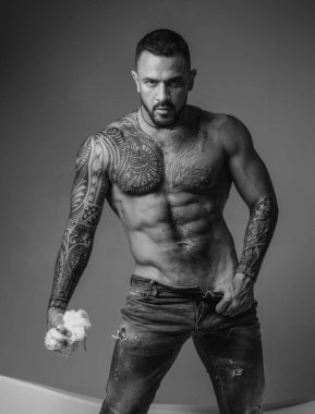 Sabah rutininin tadını çıkarıyorum. vahşi sporcu banyoda yıkama. Steroid. seksi dövme adam sabun köpük ile sünger tutun. spor ve fitness. atletik vücutile kaslı maço adam. Sabah duş için hazır.