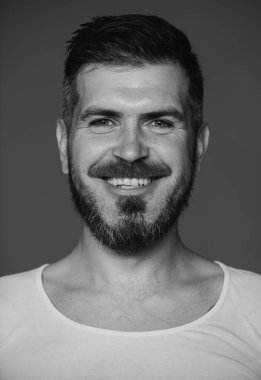 Mutlu adam gülen surat. Berber dükkanında uzun sakallı ve bıyıklı bir berber. Sakallı adam. Olumlu insan yüz ifadeleri ve duyguları