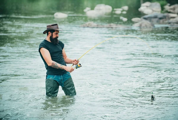 釣り趣味や夏の週末 釣竿と網で髭を生やした男の漁師 — ストック写真