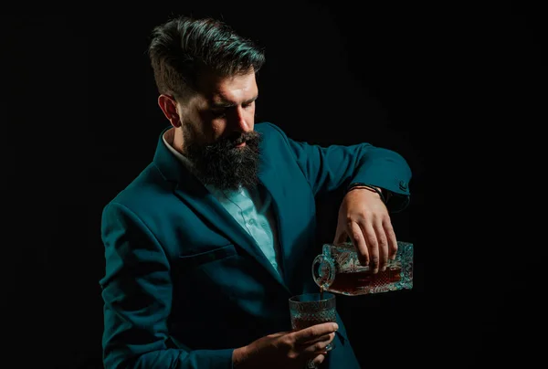 Hipster Com Barba Bigode Terno Bebe Álcool Após Dia Trabalho — Fotografia de Stock