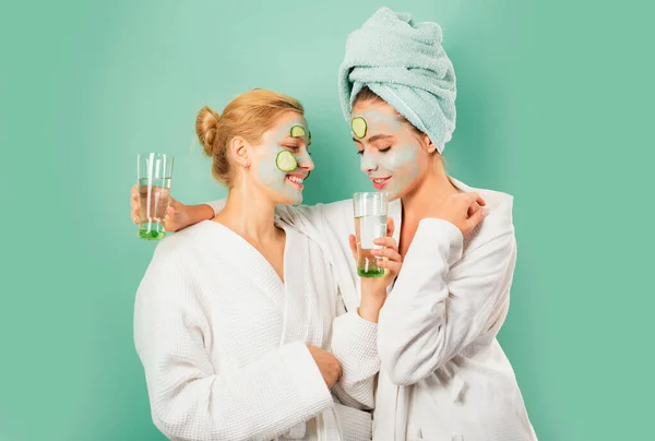 Spa Und Wellness Freundinnen Schwestern Machen Ton Gesichtsmaske Age Maske — Stockfoto