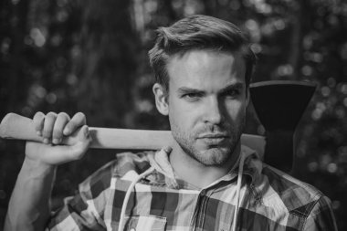 Elinde baltayla oduncu. Ormanın yakınında baltası olan yakışıklı bir genç. Odun yenilenebilir enerji kaynağı olarak kullanılıyor. Adam işini yapıyor. Sıkı çalışmadan sonra dinlenmek