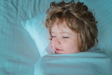 Yatakta tatlı uyuyan çocuklar. Uyu çocuklar