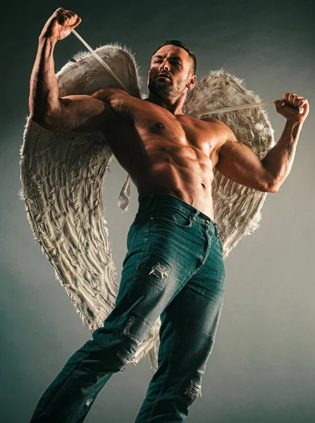 带天使翅膀的无袖男模 赤裸裸的色情男人 — 图库照片
