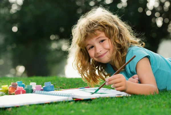 Disegno Bambini Bambino Ragazzo Disegna Nel Parco Posa Erba Divertirsi — Foto Stock