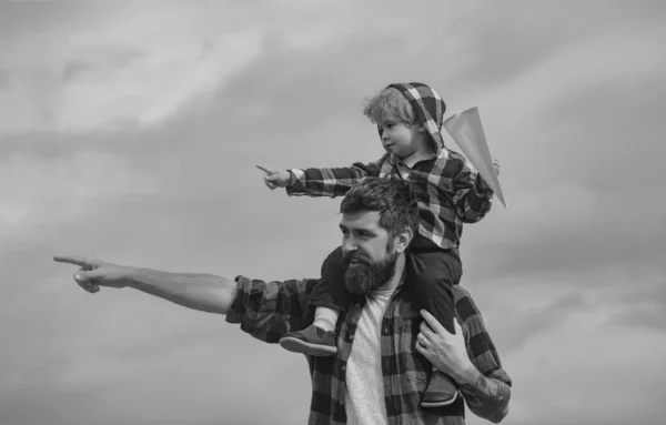 Apa Fia Együtt Játszanak Aranyos Fiú Apával Szabadban Gyerekkorom Óta — Stock Fotó