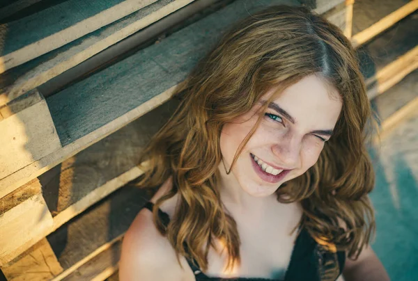 Πορτρέτο Του Όμορφου Γυναικείου Μοντέλου Χαμογελώντας Εξωτερική Όμορφη Χαμογελαστή Έφηβη — Φωτογραφία Αρχείου