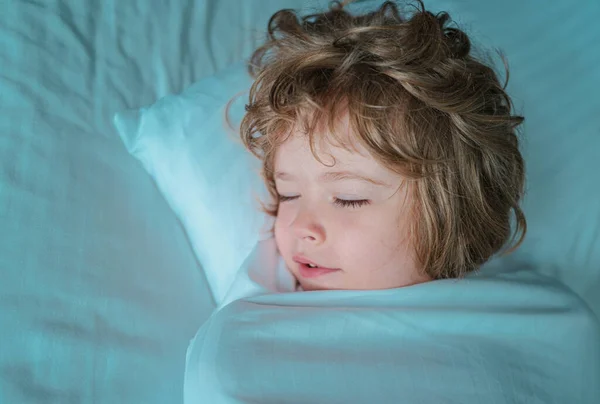 ベッドで可愛い子供たち 眠る子供たち — ストック写真