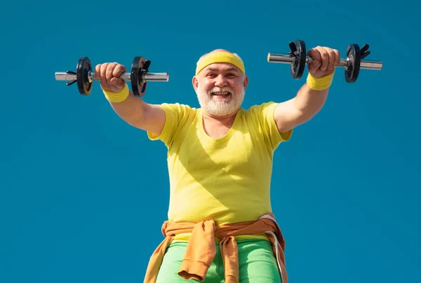 체육관에서 무게와 카메라를 아령과 배경에 할아버지 스포츠맨 초상화 — 스톡 사진