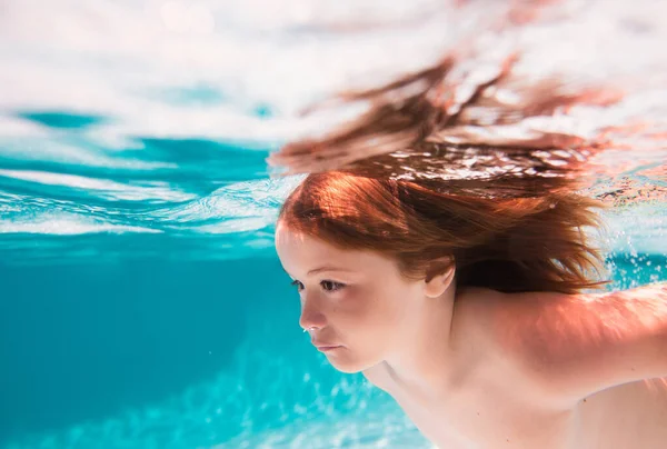 Víz Alatt Gyerek Medencében Nyári Szünet Aranyos Fiú Úszás Medencében — Stock Fotó