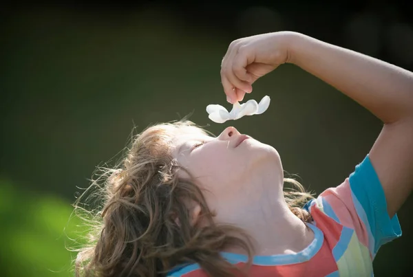 Plumeria Çiçeği Kokan Küçük Bir Çocuğun Portresi Çocuk Kavramı Yakın — Stok fotoğraf