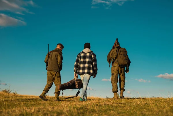 狩猟にショットガン銃を持つハンター 狩猟ギア 狩猟用品や機器 国境のない狩猟 — ストック写真