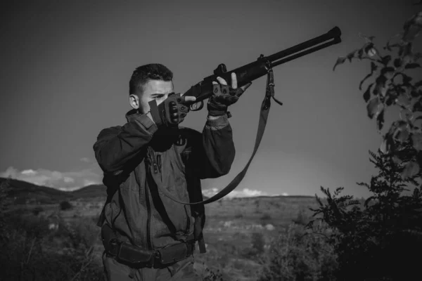 Κυνηγός Κυνηγετικό Όπλο Στο Κυνήγι Κυνηγετικά Τουφέκια Κυνηγός Ισχυρό Τουφέκι — Φωτογραφία Αρχείου