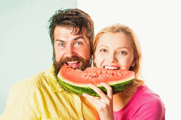 一对享受西瓜的夫妻快乐的面相亲密接触 一对快乐的夫妇手里拿着一片西瓜 有趣的脸 — 图库照片