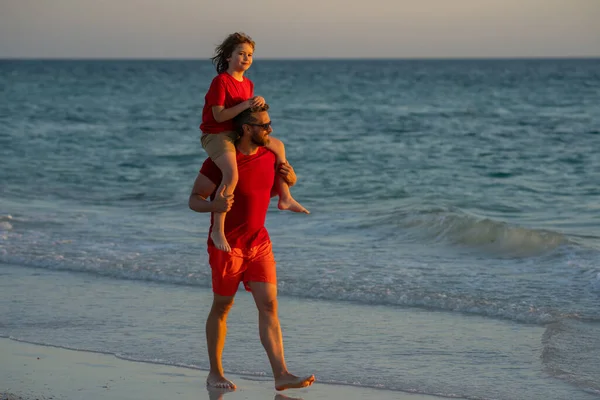 Vater Und Sohn Spazieren Tagsüber Strand Glückliche Familie Vatertag Liebe — Stockfoto