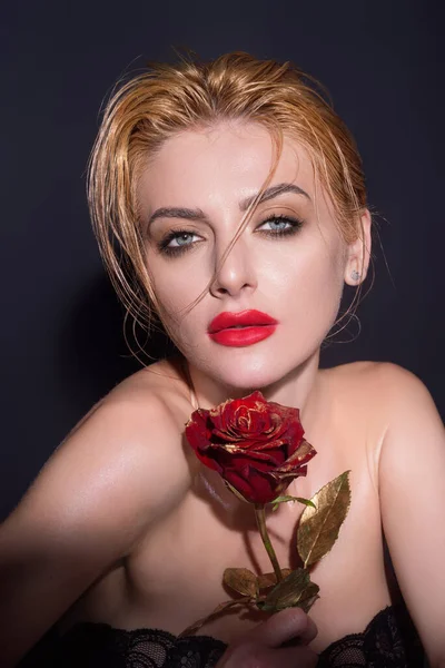 Karcsú Szexi Gyönyörű Meztelen Váll Tart Vörös Rózsa Elszigetelt Stúdió — Stock Fotó