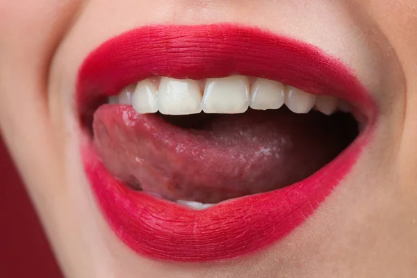 Dziewczyna Nakłada Szminkę Usta Pędzlem Zbliżenie Kobiecych Ust Szminką Nakładam — Zdjęcie stockowe